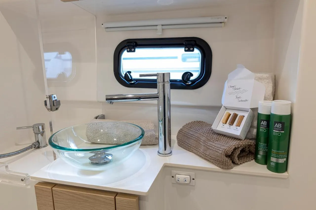 Magnolia House Boat Hotel Palermo Botel