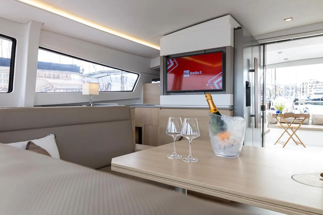 Magnolia House Boat Hotel Palermo Botel