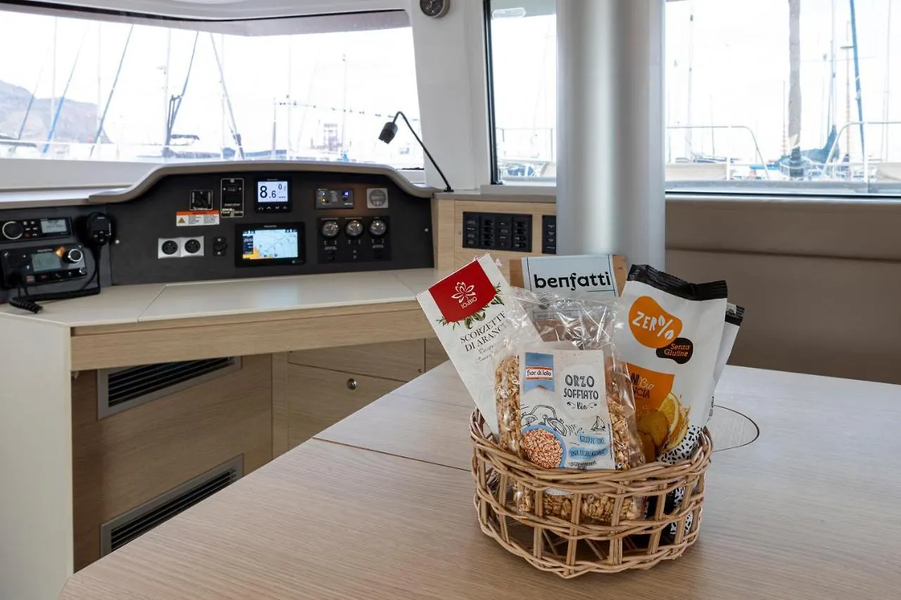 Magnolia House Boat Hotel Palermo Botel